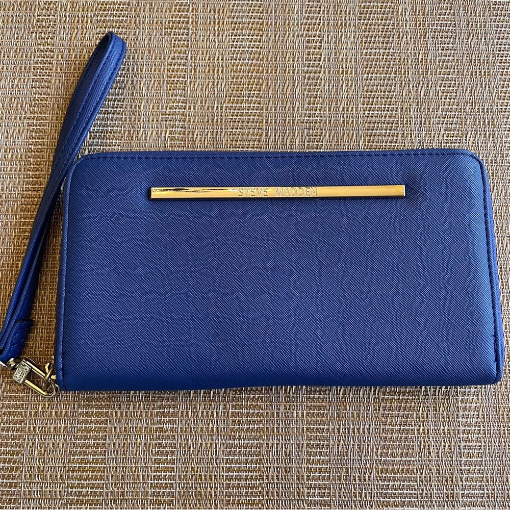 Steve Madden Bzippy zip around wallet.            NWOT